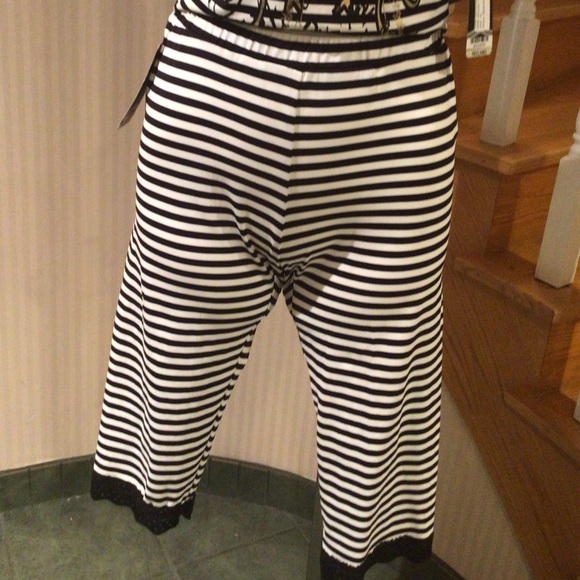 NWT bundled top and biker shorts - Picture 4 of 4